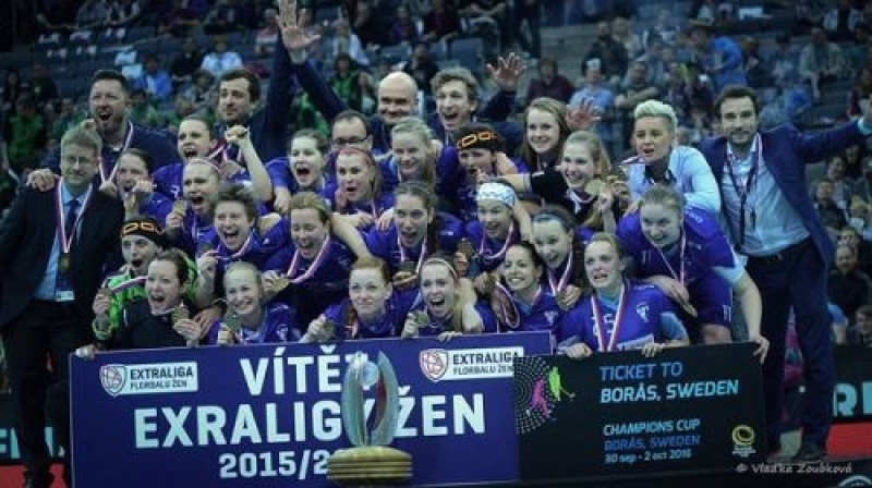 "1 SC Vitkovice Oxdog" ar izcīnīto čempionu kausu
Foto: florbalvitkovice.cz