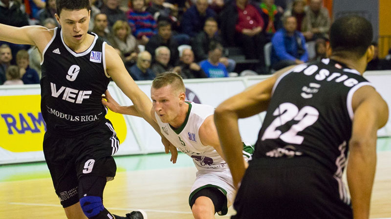 Jānis Kaufmanis pēdējā ceturtdaļā ar 11 punktiem nosvēra uzvaras kausus par labu Valmierai. 
Foto: bkvalmiera.lv