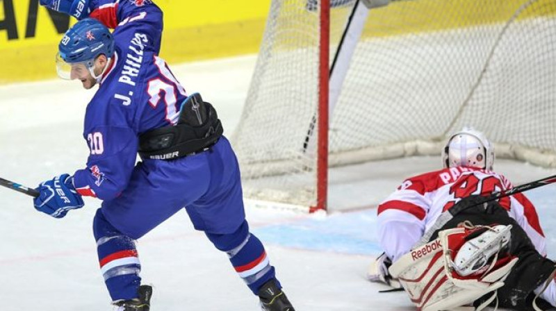 Džonatans Filipss raida kārtējo ripu Lietuvas vārtos
Foto: IIHF