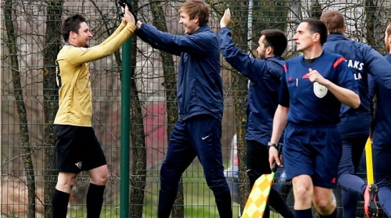 Dmitrijs Platonovs (pa kreisi) ar "Spartaka" rezervistiem
Foto: Nora Krevņeva