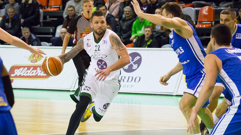 Armands Šķēle pret Ventspils aizsardzību. 
Foto: bkvalmiera.lv