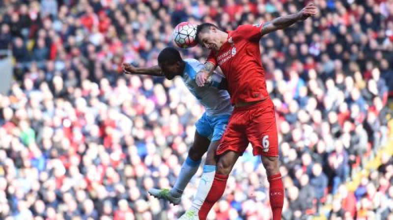 Dejans Lorens (pa labi) cīņā ar Džordžīno Veinaldumu
Foto: AFP/Scanpix