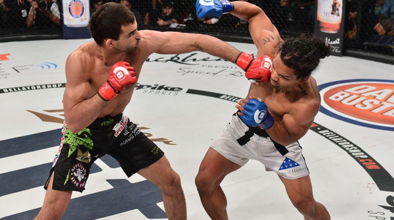 Bensons Hendersons (no labās) cīņā ar Andreju Koreškovu
Foto: sherdog.com