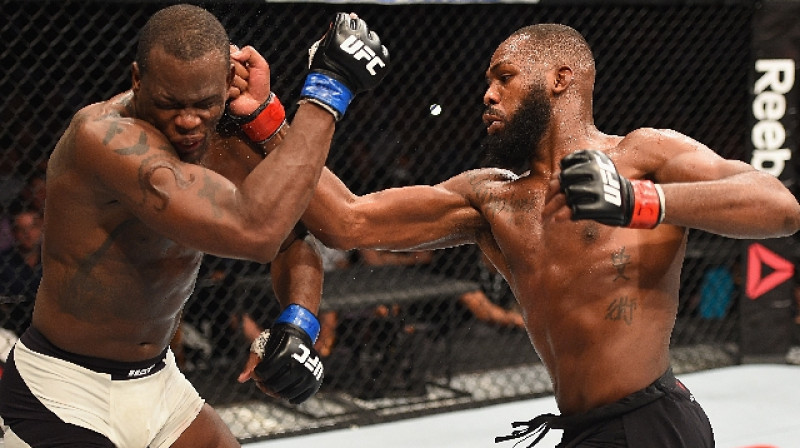 Džons Džonss (no labās) cīņā ar Ovinsu Santprjū
Foto: sherdog.com