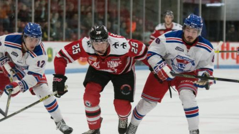 Georgs Golovkovs (centrā)
Foto: Waterloo Black Hawks