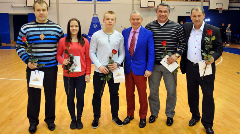 Artūrs Plēsnieks, Rebeka Koha, Ritvars Suharevs, Aivars Lembergs, Viktors Ščerbatihs, treneris Eduards Andruškēvičs
Foto: Juris Presņikovs, ventspils.lv