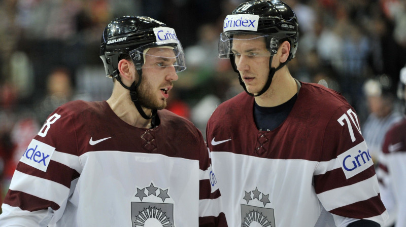 Zemgus Girgensons un Miks Indrašis
Foto: Romāns Kokšarovs, Sporta Avīze, f64