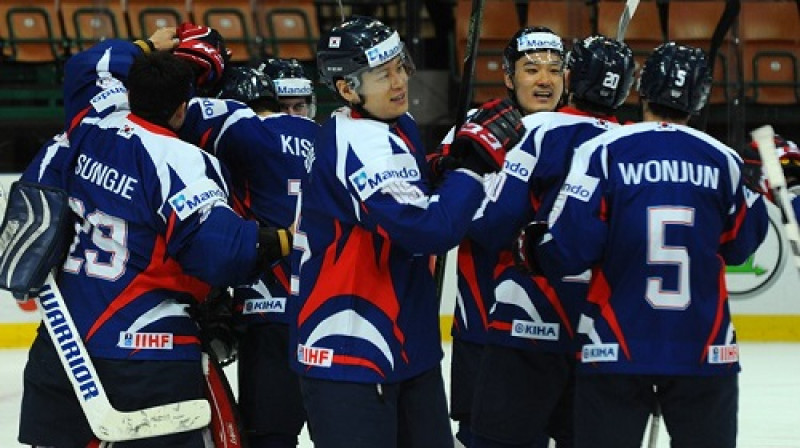 Dienvidkoreja pirmo reizi vēsturē pieveica Japānu
Foto: IIHF