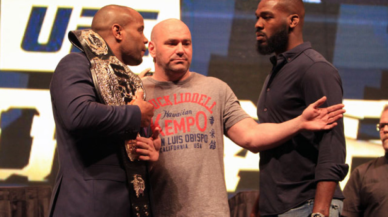 Daniels Kormjē (no kreisās), Dana Vaits un Džons Džonss
Foto: sherdog.com