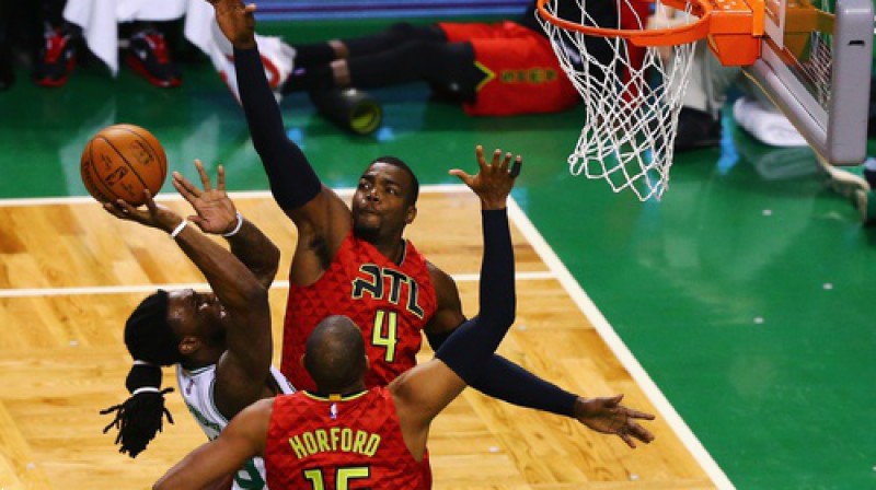 Pols Milseps un Als Horfords (''Hawks'') aizsardzībā pret Džeju Krauderu (''Celtics'')
Foto: AFP/Scanpix