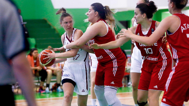 Paula Strautmane 2015.gada Eiropas U20 čempionāta spēlē ar Turcijas izlasi.
Foto: FIBAEurope.com