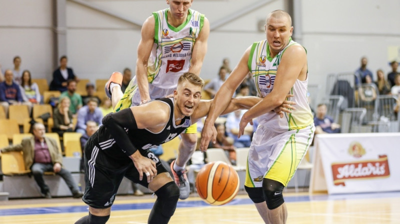 Mārtiņš Meiers Kristo Sāges un Edgara Krūmiņa ielenkumā
Foto: Mikus Kļaviņš, VEF