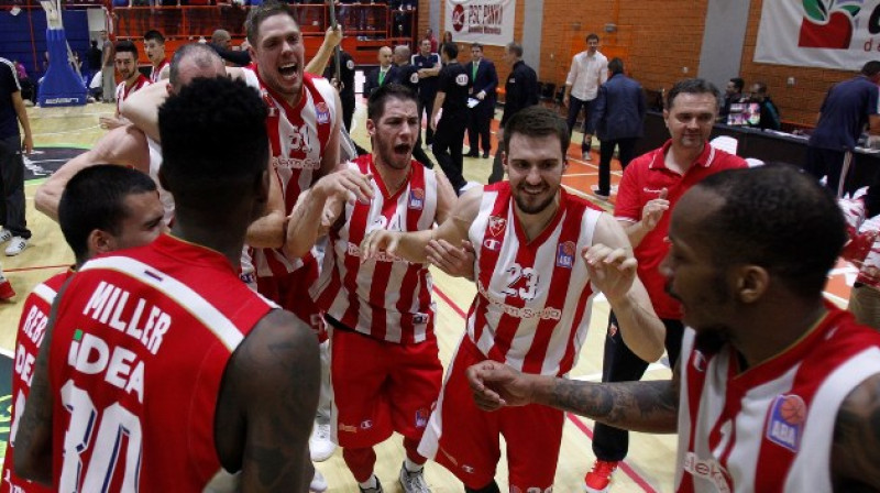 "Crvena Zvezda" spēlētāji atzīmē panākumu
Foto: Mega Leks/Ivica Veselinov