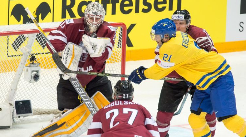 Jimmijs Ēriksons laužas uz Latvijas vārtiem
Foto: Robert Hradil/RvS.Media/SIPA/Scanpix