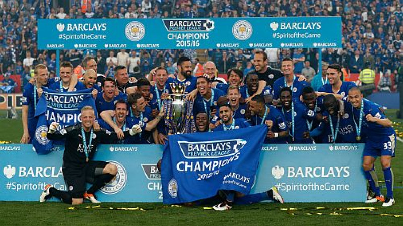 Lesteras futbolisti šovakar oficiāli virs savām galvām cēla grandiozo čempionu kausu
Foto: AFP/Scanpix