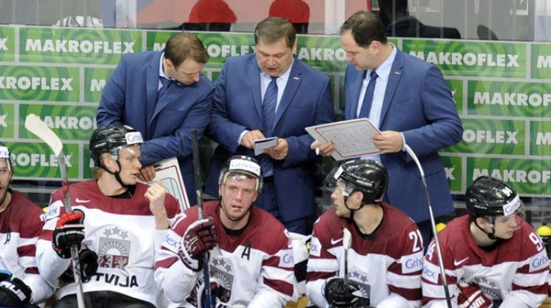 Latvijas izlases treneru kolektīvs apspriež komandas nākamo soli
Foto: Romāns Kokšarovs/F64