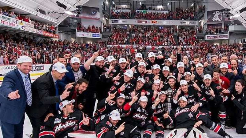 "Huskies" līksmo pēc uzvaras finālsērijā
Foto: theqmjhl.ca