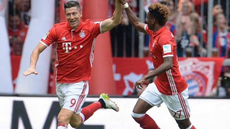 Robertam Levandovskim (pa kreisi) šosezon Bundeslīgā 30 vārti
Foto: AP/Scanpix