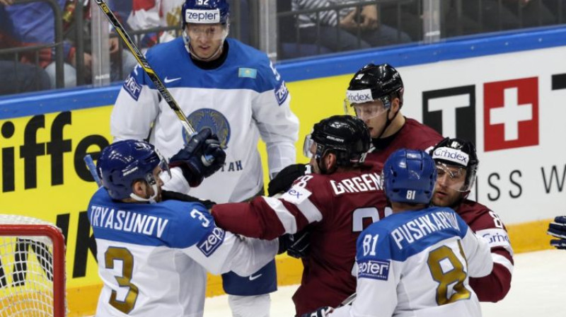 Zemgus Girgensons cīņā pret Kazahstānas izlasi
Foto: AP/Scanpix