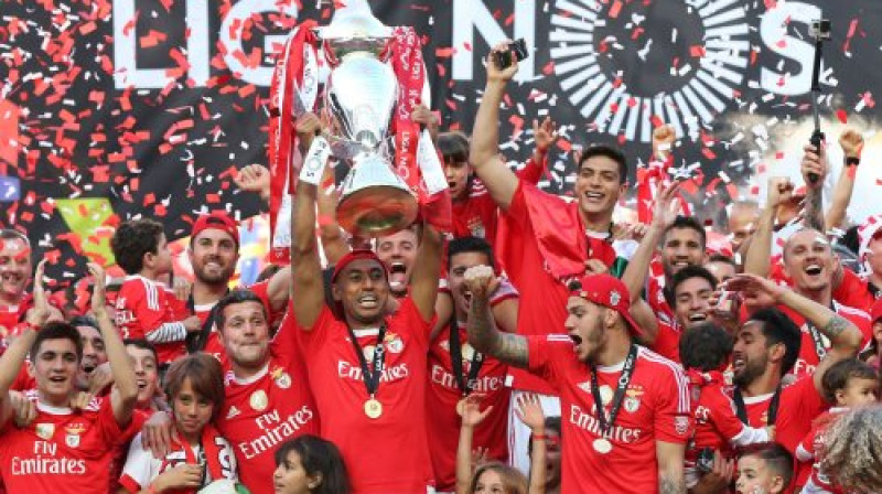 Lisabonas "Benfica" ar trofeju
Foto: AP/Scanpix