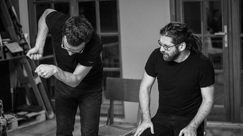 Etīžu teātris “NERTEN”. No kreisās: Toms Treibergs, Svens Kuzmins. 
Foto: Oskars Upenieks