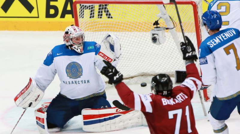 Roberts Bukarts priecājas par vārtu guvumu aizvakardienas spēlē, bet šovakar būs iemesls atzīmēt kazahu iemestās ripas
Foto: Sergei Fadeichev/TASS/Scanpix