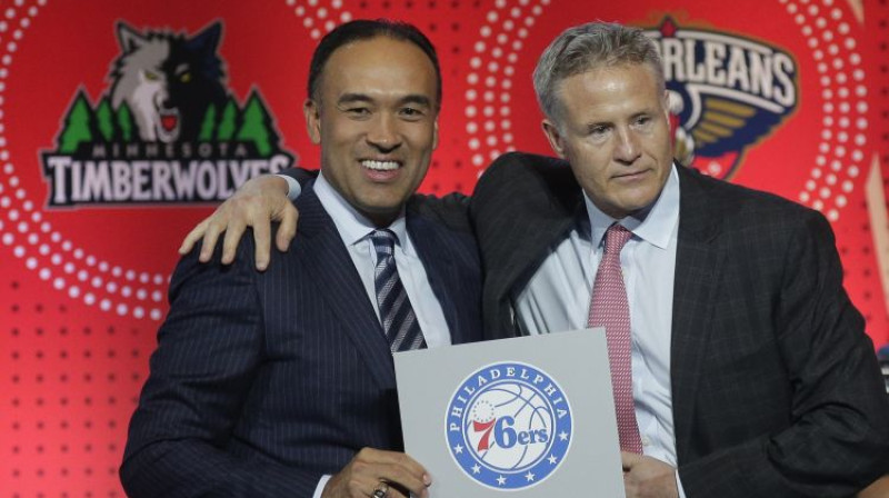 "76ers" treneris Brets Brauns (pa labi) tiek apsveikts ar uzvaru drafta izlozē
Foto: AP/Scanpix