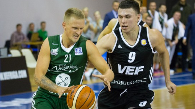 Aigars Šķēle ("Valmiera/ORDO") un Pako Kruss ("VEF Rīga"): sestdien sākas Aldaris LBL finālsērija.
Foto: Edgars Vaivads