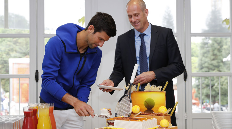 Novaks Džokovičs šodien Parīzē ar 29. dzimšanas dienas kūku
Foto: Reuters/Scanpix