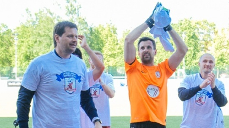 Kaspars Ikstens kopā ar pārējiem pateicas līdzjutējiem
Foto: Raitis Supe, jelgavasvestnesis.lv