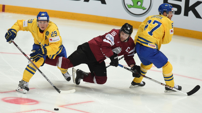 Latvijas izlases kapteinis Kaspars Daugaviņš zviedru slazdā
Foto: Sipa USA/Scanpix