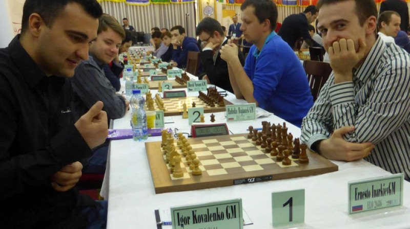 Igors Kovaļenko un Ernesto Inarkijevs 
Foto: Gunnar Bjornsson / chess24.com