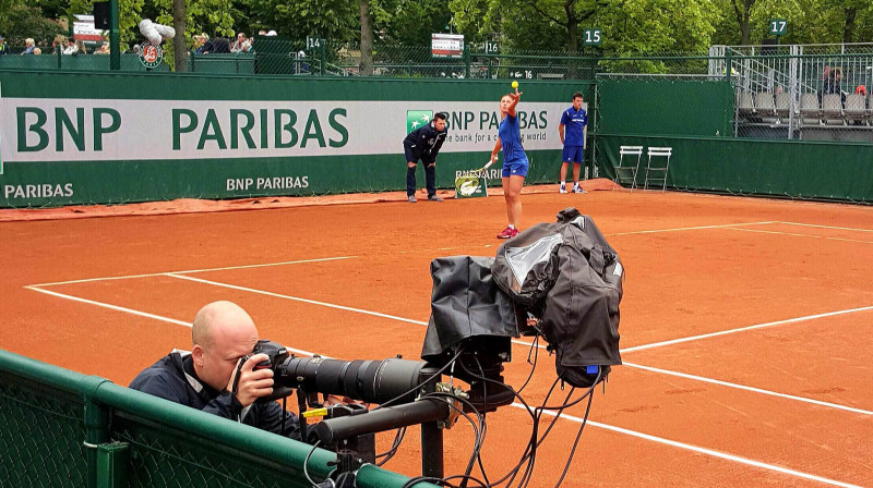 "French Open" mazajos laukumos TV kameras tagad regulē ar tālvadību. Vai arī fotogrāfiem drīzumā vairs nenāksies stāvēt laukuma malā? Fonā servē Anastasija Sevastova
Foto: Rolands Norietis
