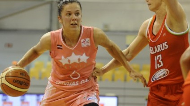 Dita Rozenberga pret Tatjanu Troinu
Foto: Romans Kokšarovs, basket.lv