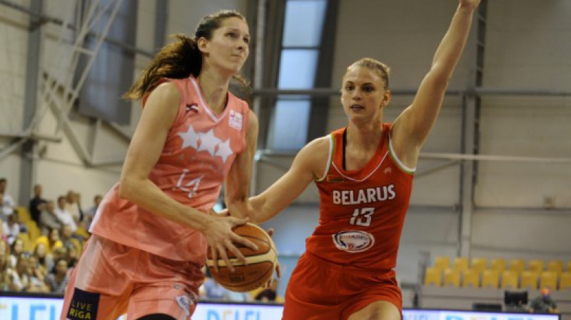 Kristīne Vītola pret Tatjanu Troinu
Foto: basket.lv