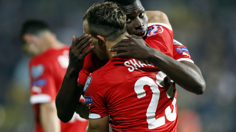 Brīls Embolo un Džerdans Šakiri 
Foto: AP/Scanpix