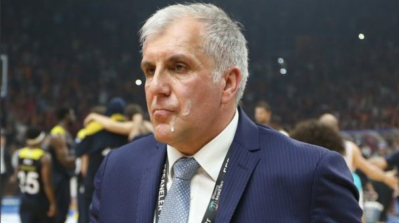 Žeļko Obradovičs pēc līdzjutēja necienīgā spļāviena sejā
Foto: Fanatik.com