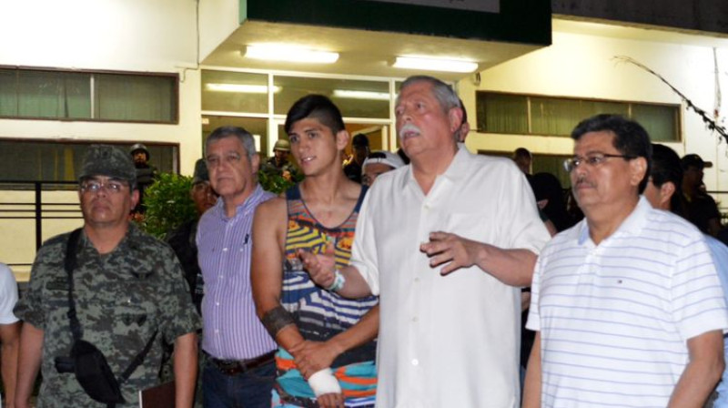 Alans Pulido (ar nosaitēto roku) pēc atgriešanās brīvībā
Foto: AFP/Scanpix