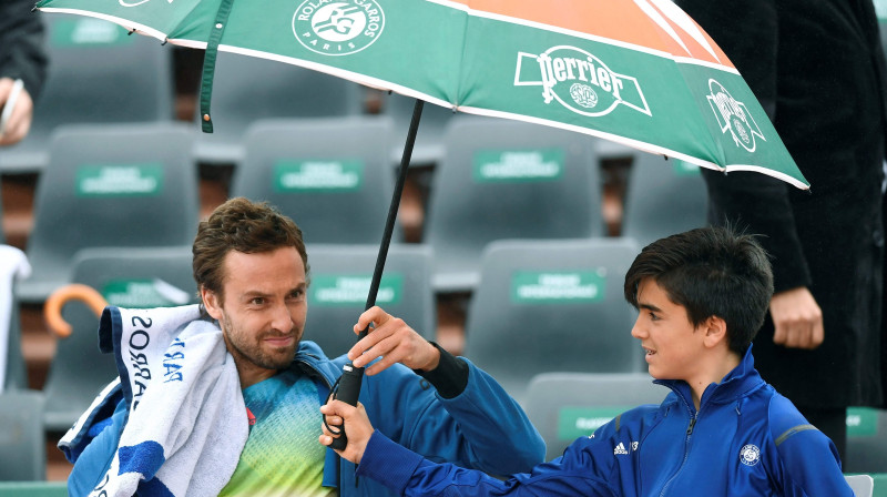 Ernests Gulbis zem lietussarga
Foto: AFP/Scanpix