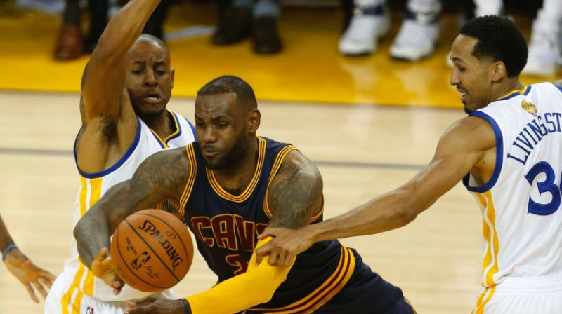 Andrē Igudala un Šons Livingstons aptur Lebronu Džeimsu
Foto: AFP/Scanpix