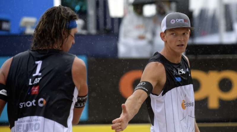 Aleksandrs Samoilovs un Jānis Šmēdiņš Šveices lietū
Foto: CEV