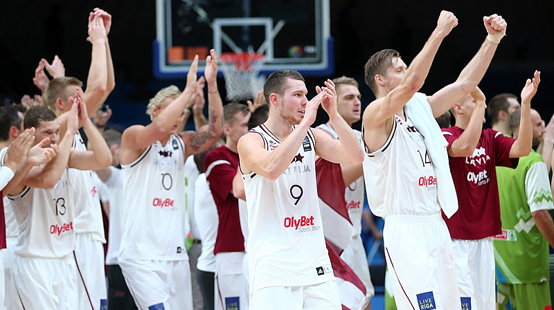Latvijas valstsvienība 2015.gada Eiropas čempionātā pēc izšķirošās uzvaras pār Slovēnijas komandu.
Foto: FIBAEurope.com