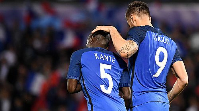 Mājinieces Francijas futbolisti Ngolo Kantē un Olivjē Žirū
Foto: AFP/Scanpix