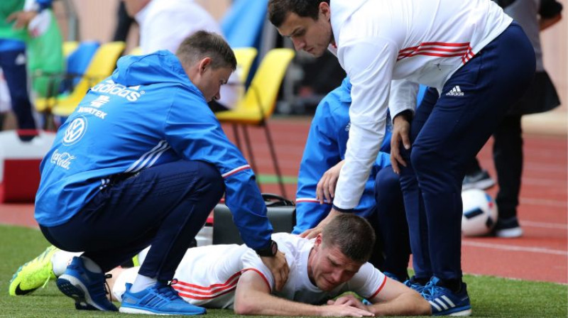 Igors Deņisovs saņem medicīnisko palīdzību spēlē pret Serbiju
Foto:  Alexander Demianchuk/TASS/Scanpix