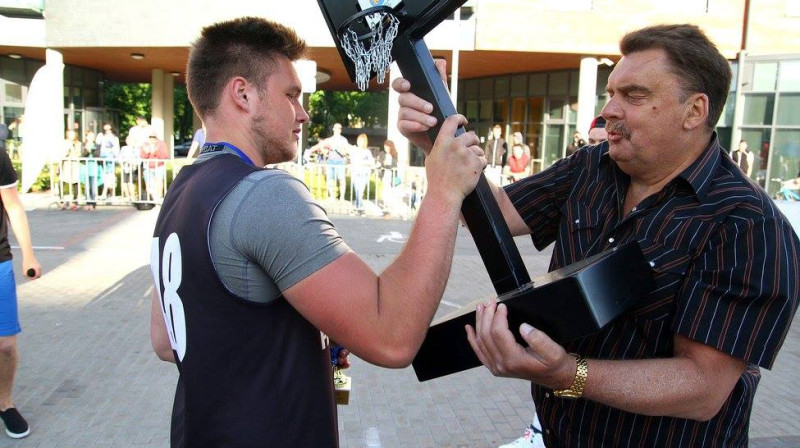 "SkrtSkrt" kapteinis Nils Ozoliņš saņem ceļojošo kausu no Raita Silarāja
Publicitātes foto