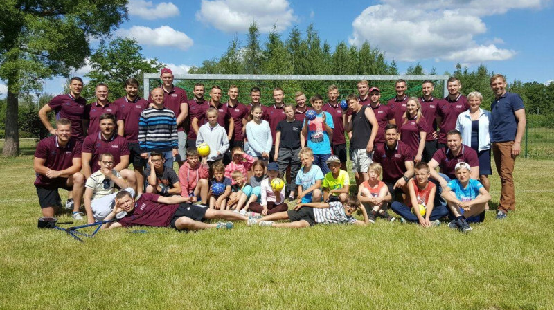 Latvijas handbola izlase ar Valmieras 
SOS ciemata bērniem