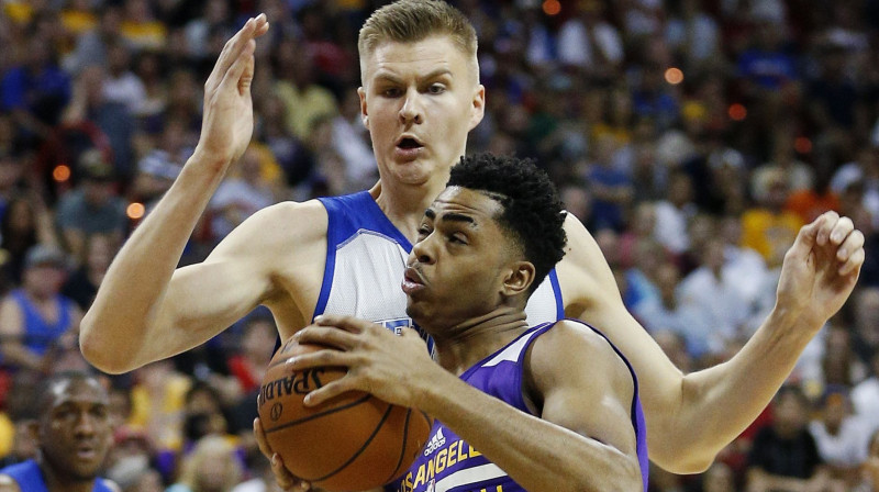 Kristaps Porziņģis un D'Andželo Rasels vasaras līgā pagājušā gada jūlijā 
Foto: AP/Scanpix
