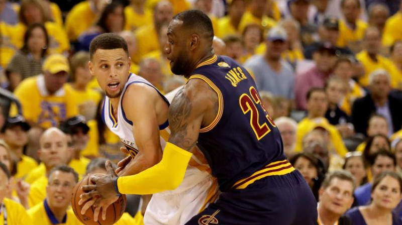 Stefens Karijs pret Lebronu Džeimsu
Foto: AFP/Scanpix