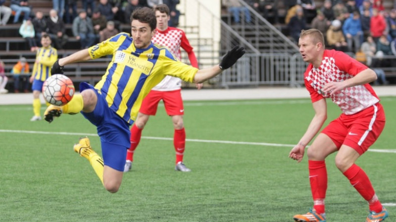 Vai Ģirts Karlsons (pa kreisi) turpinās bombardēt arī šovakar? 
Foto: fkventspils.lv