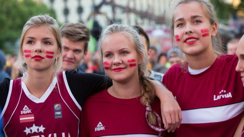 Rebeka Nagle (pa kreisi) kopā ar Mariannu Kļaviņu un Aleksu Gulbi
Foto: basket.lv